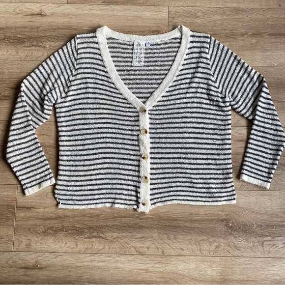 Sadie & Sage cardigan striped cropped big button v neck knit cardigan - Picture 2 of 8
